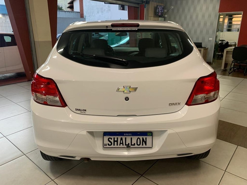 Imagem 3 de 14 de Chevrolet Onix 1.0 Ls 5p 2015/2015 Branco
