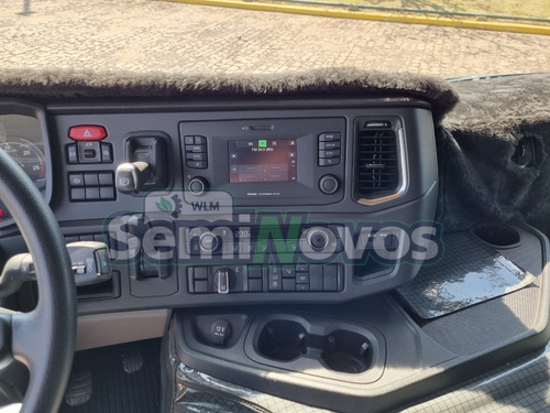 Imagem 7 de 11 de Caminhão Scania Toco P 360 4x2 2019 - Baixa Km