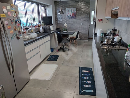 Casa En Venta De 4 Dorm. En Maipú