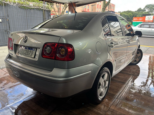 Volkswagen Polo Sedan 1.6 Vht Total Flex 4p