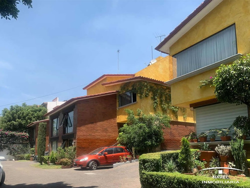Casa En Venta Desarrollada En Dos Niveles Con Un Mezzanine, En La Calle De Av. México En La Colonia Heroes De Padierna