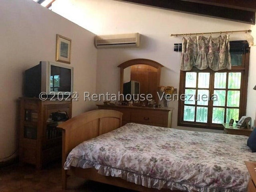 Tg Excelente Casa En Venta En Santa Paula Con Terraza Y Hermosa Vista, Calle Cerrada. 24-28413 Ys
