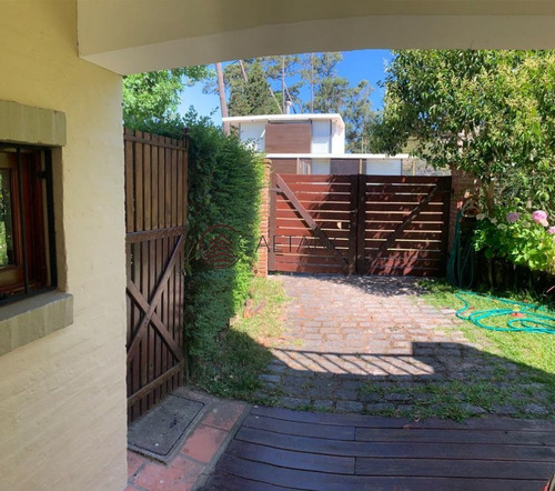 Imagen 16 de 19 de Hermosa Casa De Dos Plantas En La Arbolada - Punta Del Este La Arbolada