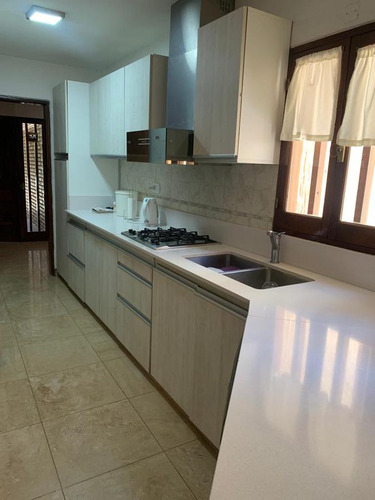 Casa En Venta De Cuatro Dormitorios En Alejandro Centeno, Zona Norte