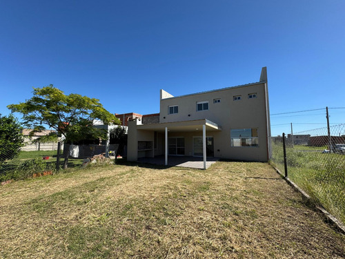 Casa En Venta 3 Dormitorios Ecopueblo Alvear