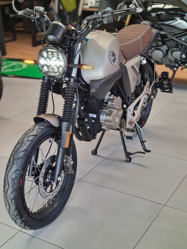 Imagen 4 de 11 de Vento Rocketman Buen Fin Con Casco, Bocina Y Placas Gratis