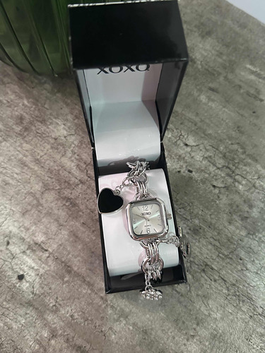 Reloj Xoxo Con Charms De Dama Negro Y Blanco