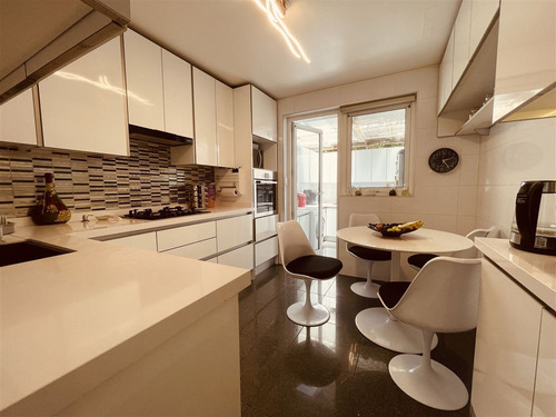 Casa En Arriendo De 5 Dorm. En Lo Barnechea