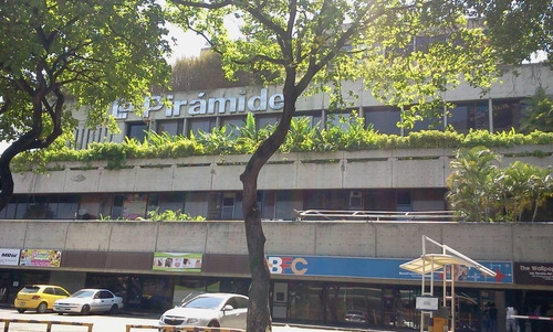 Oficina De 196 M2 En Centro Comercial La Pirámide ( Frente Al C.c. Concresa) Terrazas De Club Hípico.