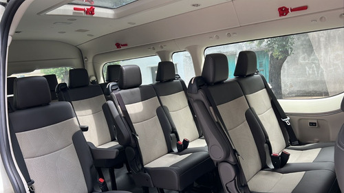 Imagen 9 de 16 de Toyota Hiace 2.8 Tdi Commuter 6at 14a / 2023