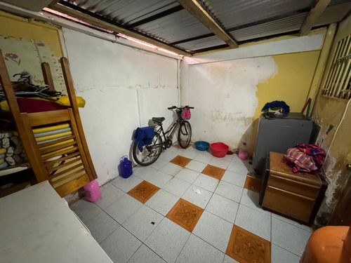 Casa De 2° Pisos, 2b+1b+1bod+1est, Ubiacada En Calle Los Min