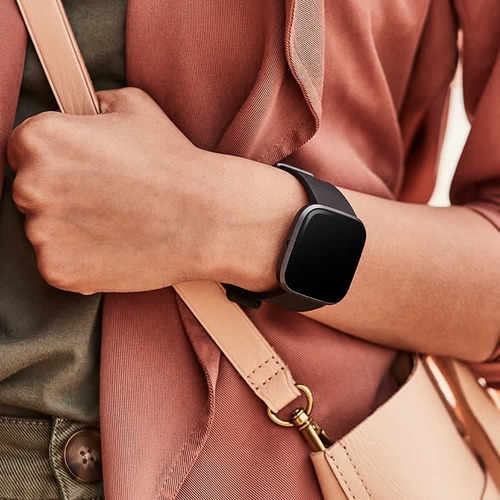 Imagen 5 de 6 de Smartband Fitbit Versa 2 caja de aluminio carbon aluminium, malla black de silicona FB507