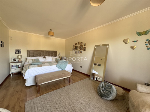 Gran Casa / Colina-lo Pinto-chicureo / Condominio Cerrado
