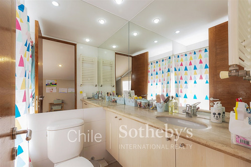 Casa En Venta De 4 Dorm. En Lo Barnechea