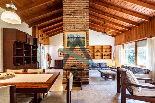 Casa 4 Ambientes Con Dependencia De Servicio. Pinamar.