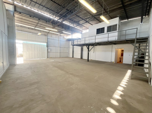 Bodega 150 Mt2. En Eyzaguirre / Tocornal Grez