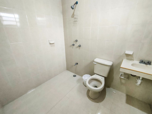 Amplio Edificio Multifuncional En Venta A Dos Cuadras De Per