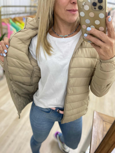 Imagen 8 de 20 de Campera Ultralivina Corta Simil Pluma Mujer The Big Shop