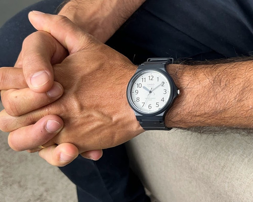 Relógio De Pulso Casio Com Corria De Resina Cor Preto - Fondo Branco