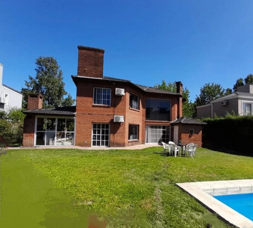 Casa En Venta - 3 Dormitorios 3 Baños - Cocheras - 660mts2 - Moreno