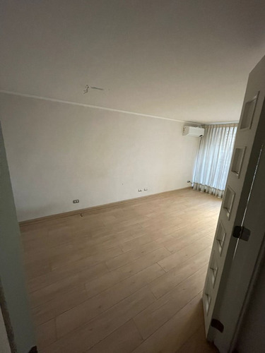 Se Vende Amplio Departamento En Ñuñoa Con Estacionamiento Y