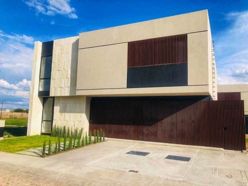 Lomas Del Campanario Norte Se Encuentra En La Entrada Del Ex
