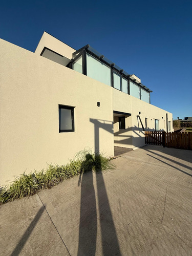 Casa 4 Amb Con Piscina. Barrio Privado