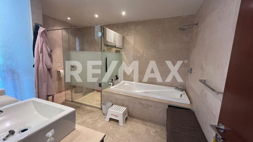 Casa En Venta A 3 Cuadras De Av. De Las Palmas Con Terraza Y Seguridad