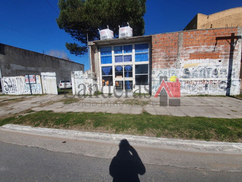 Casa 3 Amb. - 2 Locales Comerciales Sobre Lote De 931m2 -