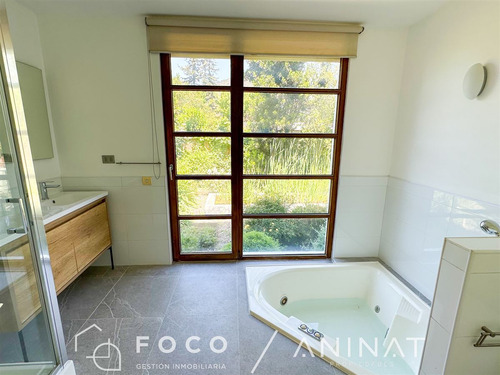 Casa En Venta De 6 Dorm. En Lo Barnechea
