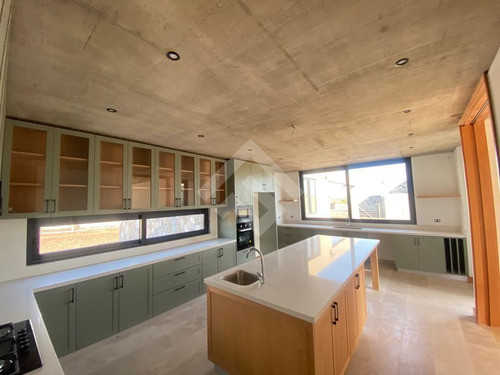Casa En Arriendo De 5 Dorm. En Colina