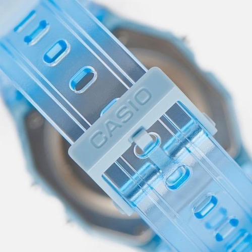 Reloj pulsera Casio Collection F-91 de cuerpo color celeste, digital, fondo gris, con correa de resina color transparente y celeste, dial negro, minutero/segundero negro, bisel color celeste y hebilla simple