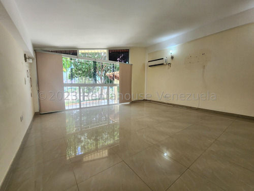 Fina Barro Vende Casa En Colinas De Los Ruices 24-11042 Yf