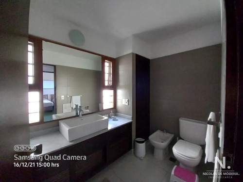 Vende Casa En Excelente Estado, Reciclada. De 6 Dormitorios En Peninsula. Punta Del Este