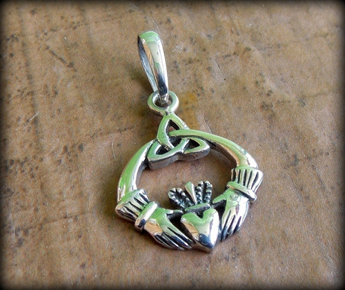 Atacado 10 Pcs! Pingente Tríquetra Claddagh Full Crown Prata