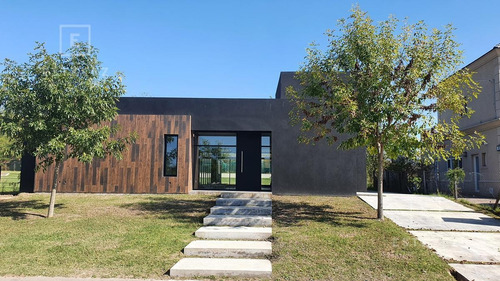 Muy Linda Casa En Venta Con Pileta Y Mucho Diseño - Barrio Cerrado San Matias
