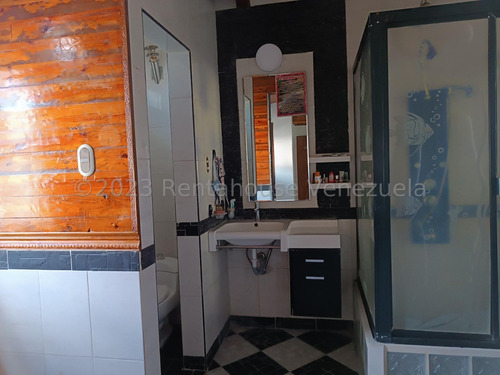 Amplio Townhouse En Venta Ubicado En La Morita Ii Urb Villa Don Víctor Db 24-8697