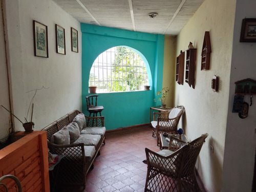 Venta De Amplia Casa En Paracotos