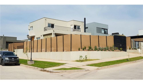 Venta De Casa En B° La Bastilla