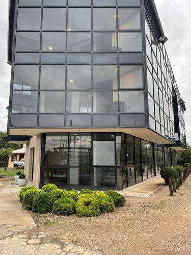 Edificio De Oficinas En Excelente Punto