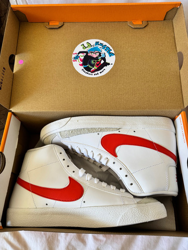 Tenis Nike Blazer Mid Vntg, Color Blanco Con Rojo, Aptos Para Hombre Y Mujer, 100% Originales. (Usado)