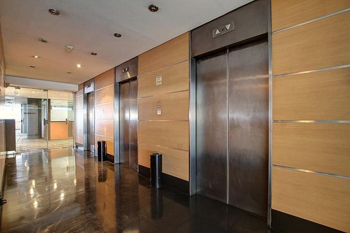 Oficina De 430 M2 En El Centro. Piso Alto, Vista Abierta, Muy Buen Estado