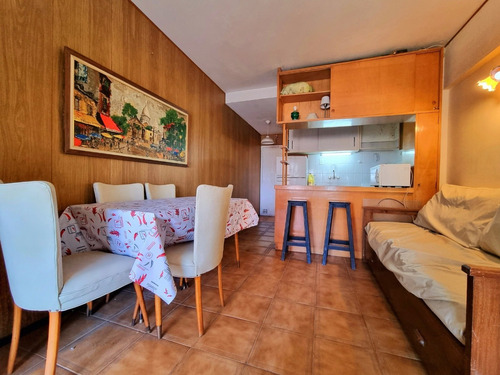 Imagen 6 de 9 de Departamento Un Ambiente A La Calle Con Balcón Saliente Y Vista Abierta