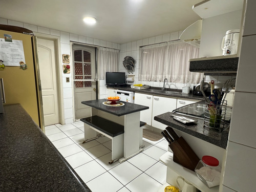 Amplia Casa En Condominio Con Excelente Seguridad