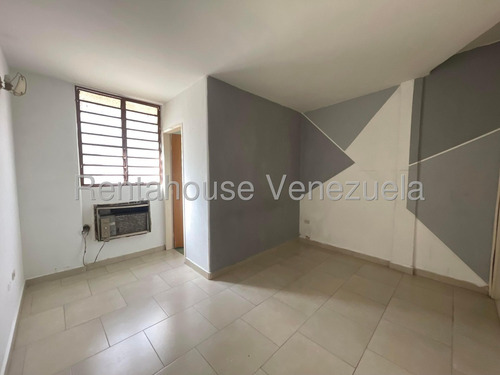 Excelente Casa En Alquiler Bien Ubicada Amoblada Lista Para Mudarse Con Estacionamiento Amplia Cómoda Y Segura Cocina Empoderada Agua Constante Nela 25-14786