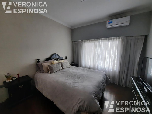 Casa De Cuatro Ambientes En Venta- Villa Luzuriaga. Importante Propiedad, Renta Asegurada!