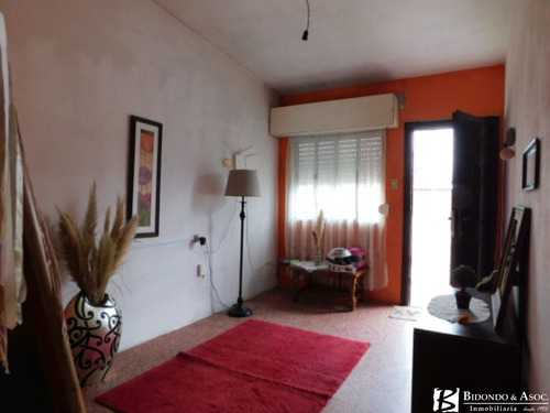 Imagen 2 de 13 de Casa En Padrón Único Con Entrada Para Varios Vehículos
