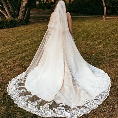 Vestido de novia de tul blanco con velo largo y encaje de novia