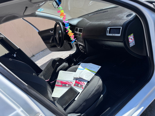 Volkswagen Jetta 2.0 L4 Mt