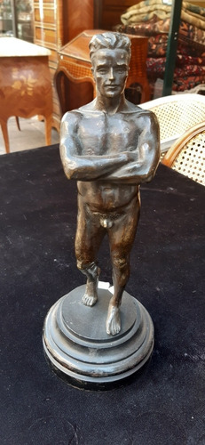 Escultura De Hombre En Bronce Y Base De Madera 